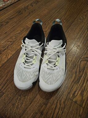 Nike Men's White Black Athletic Shoes with Light Green Accents